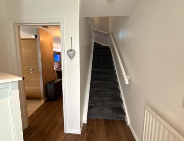 Modern 3BR House with Garden Near City Centre and free Parking