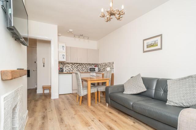 Cosy Flat in Historic Old Town - Pass the Keys