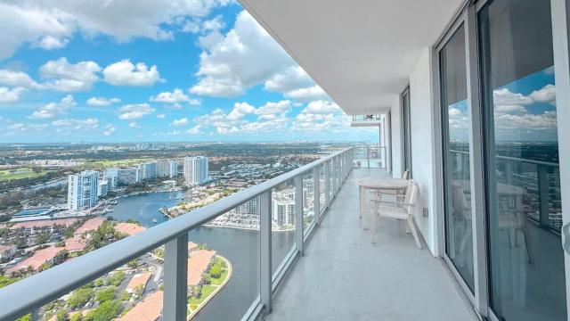 Luxury 3-bedroom with breathtaking view - One free valet parking