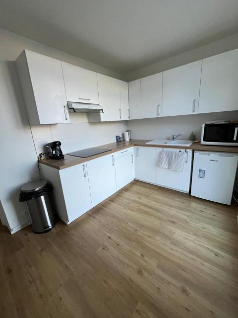 Quiet and Bright Apartment, Tram 2 Minutes Away