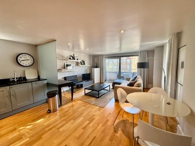 Luxury 1 bed flat with parking, Clapham Junction