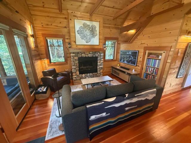 Charming Waterfront Cabin in McKenzie Bridge w/ AC