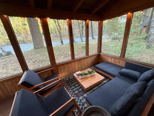 Charming Waterfront Cabin in McKenzie Bridge w/ AC