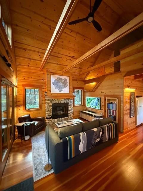 Charming Waterfront Cabin in McKenzie Bridge w/ AC