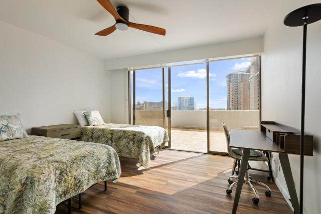 30Days min stay Waikiki Large 2BR, 2Parking Ocean & DH view 1100sq Lanai with Washer Dryer in Unit
