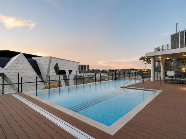Luxury Balcony Apartment | Pool, Sauna & RAC Arena