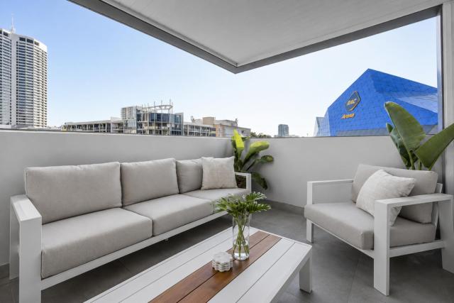 Luxury Balcony Apartment | Pool, Sauna & RAC Arena