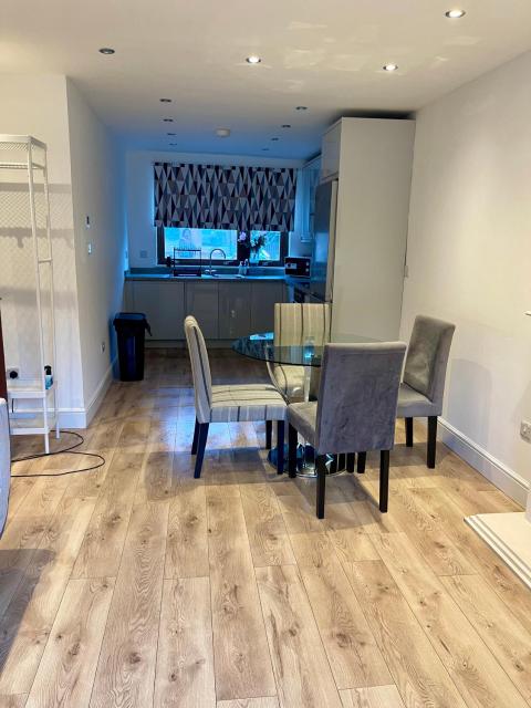 Luxury 2-Bed Flat in Morningside, Edinburgh