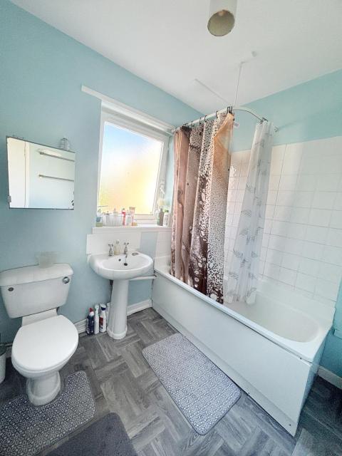 Spacious room close to tram