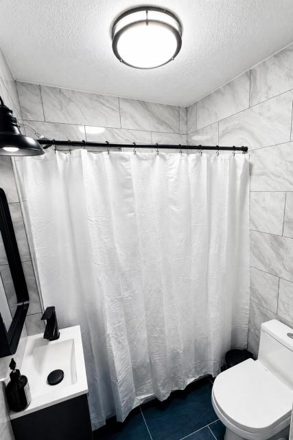 Bachi - Private Room 2 with Parking, Desk & Fast WiFi near Yale, Quinnipiac, SCSU & Hospitals