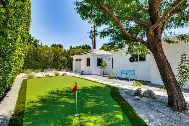 Putting Green & Outdoor Lounge! Palm Springs Home