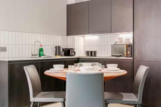 Canal-Side Apartment with Private Terrace - Castlefield - Business & Long Stays