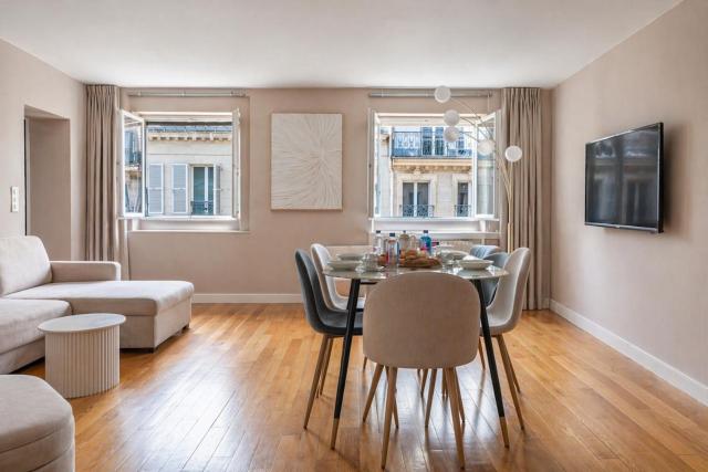 Chic 2-BR Apt near Champs