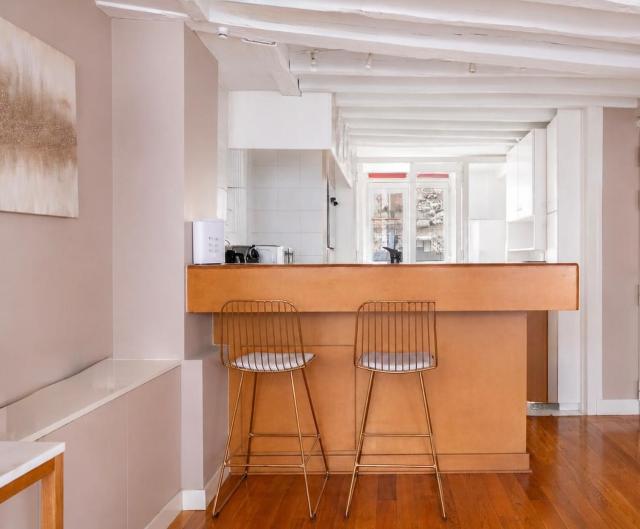 Chic 2-BR Apt near Champs