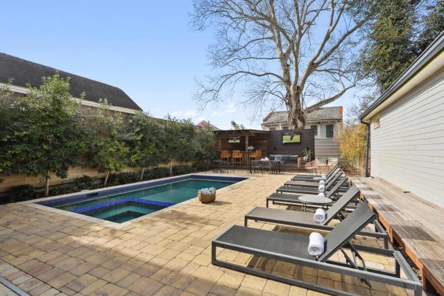 Historic 8BR Inn with Pool Hot Tub