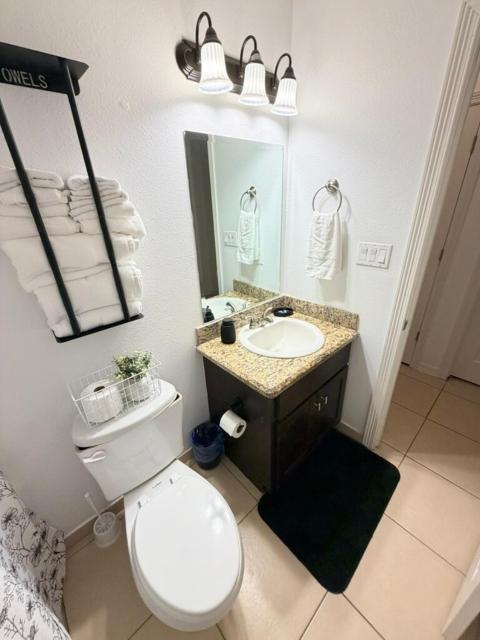 Peaceful Apartment Near University Dr