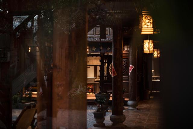 Shiwai Tea and Inn - Naxi style courtyard of Lijiang Old Town