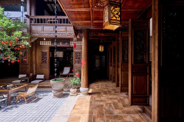 Shiwai Tea and Inn - Naxi style courtyard of Lijiang Old Town