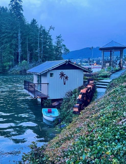 Trails End Beach house - 1 bdrm plus cabin bdrm