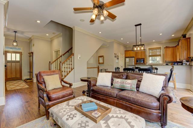 Camp MJ | Big Canoe | Sleeps 13, Stone Fireplace Porch + Hot Tub