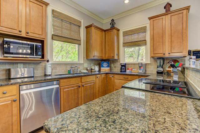 Camp MJ | Big Canoe | Sleeps 13, Stone Fireplace Porch + Hot Tub