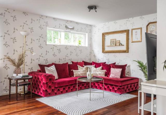 Big house with lovely garden, close to metro and city
