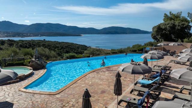 Camping 4 étoiles - Piscine - ccbfief