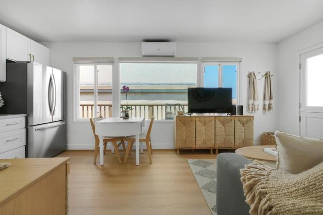 Beachside 1BR Escape - King Bed & Full Kitchen