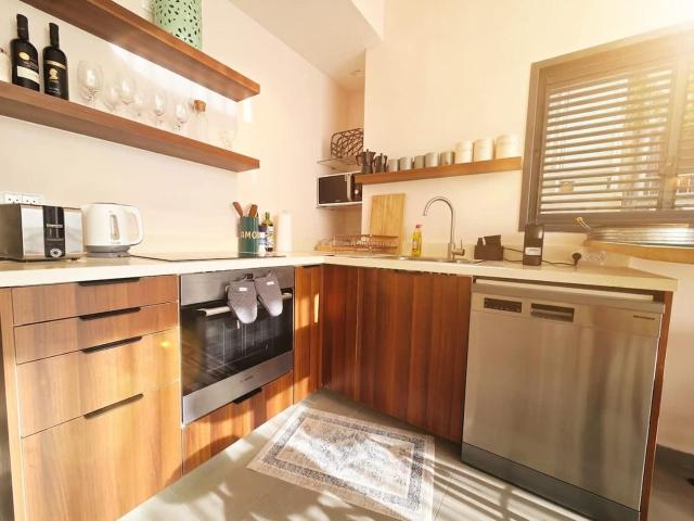 New Cozy TLV 2BR Prime Location By SweetyGuest