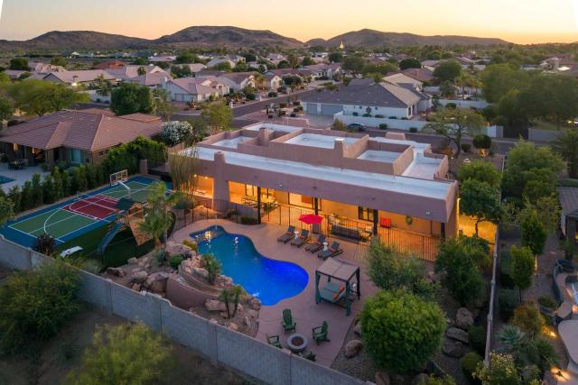 The Good Life Oasis - Luxury 5BR Home - Sleeps 16