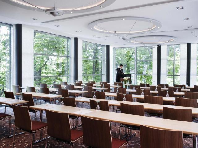 MÖVENPICK Hotel Hamburg City, historischer Wasserturm im Schanzenpark