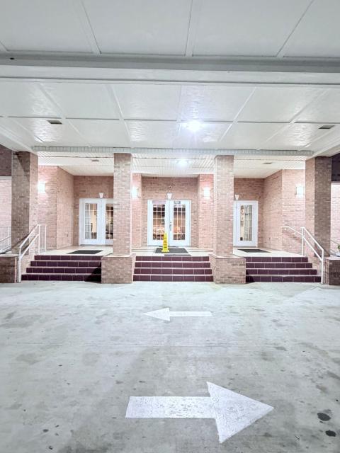 COLLINS INN & SUITES