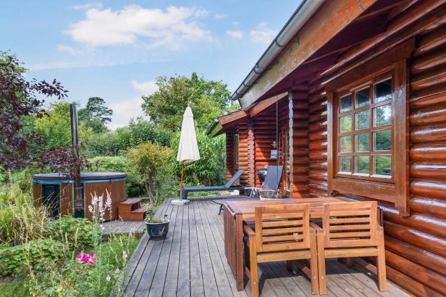 Charming Cabin With Wilderness Hot Tub