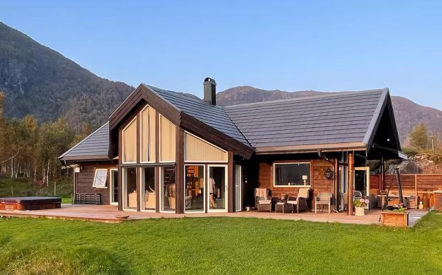 Sunny Cabin With Fjord Views In Redal
