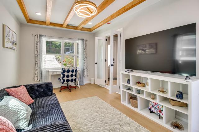 2 Mi to Truist Park! Modern Gem w/ Pool & Fire Pit
