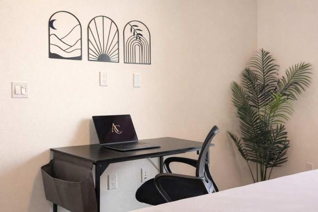 Spacious Stay 10 Min to Disneyland with Pool & Gym