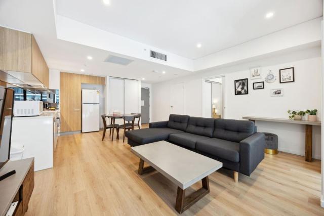 West Franklin 2BR Apartment - Pool & Gym & Parking