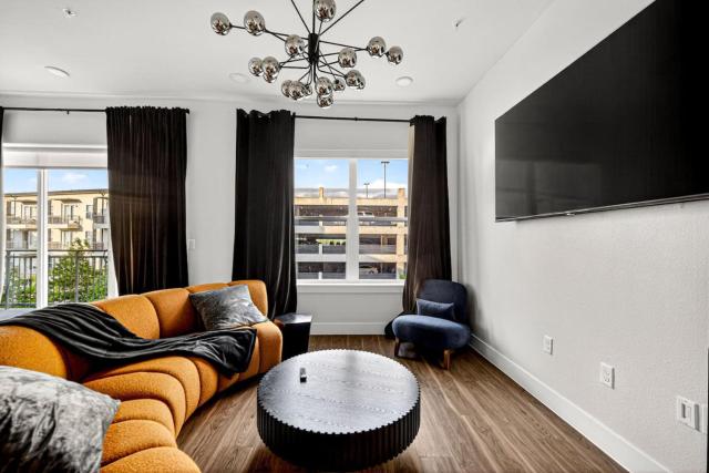 Obsidian Opulence with Resort Pool, Laundry, Parking