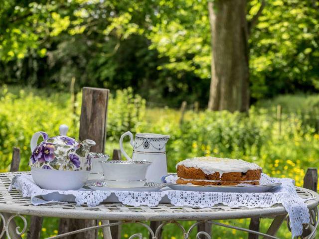 The Old Apple Shed cosy heated cottage in a meadow close to the charming village of Bethersden