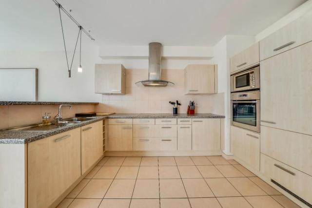 Spacious 3BR Lakeview Apartment with Terrace