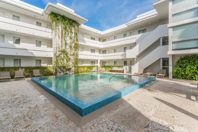 Beach Haus Key Biscayne Contemporary Apartments