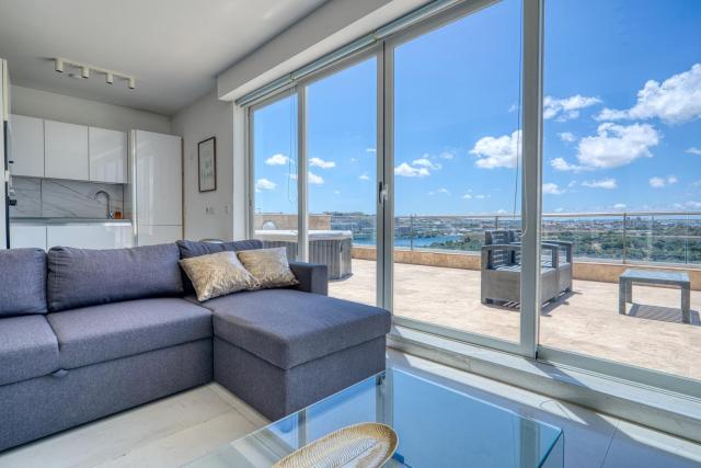 Valletta view with Mspa Jacuzzi on terrace & Seaview Penthouse