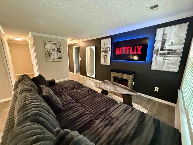 Perimeter Mall Luxe Retreat - King Bed Fireplace