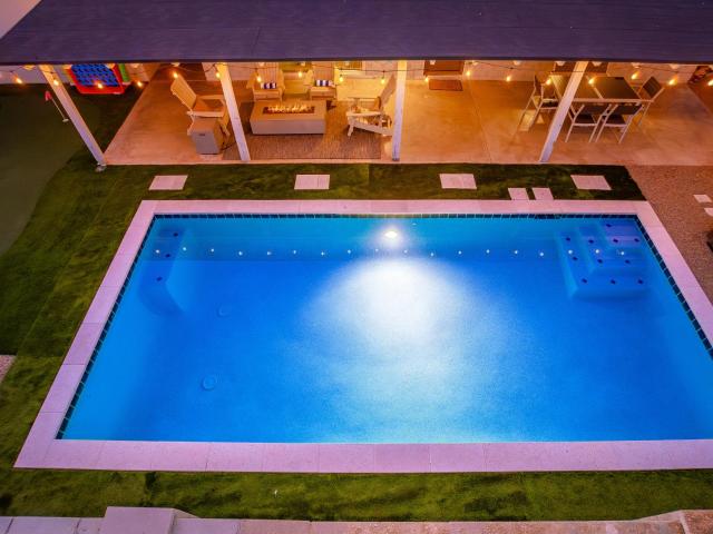 Oldtown Scottsdale ParadiseWalking DistancePutting GreenMovieProjectorHotTub