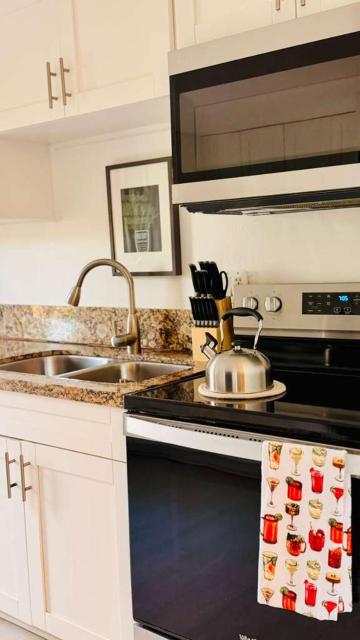 Stylish Hollywood Retreat Near Beach & Hard Rock