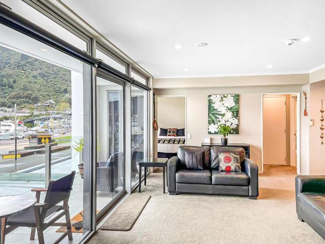 Oxleys 205 one bedroom with sea views