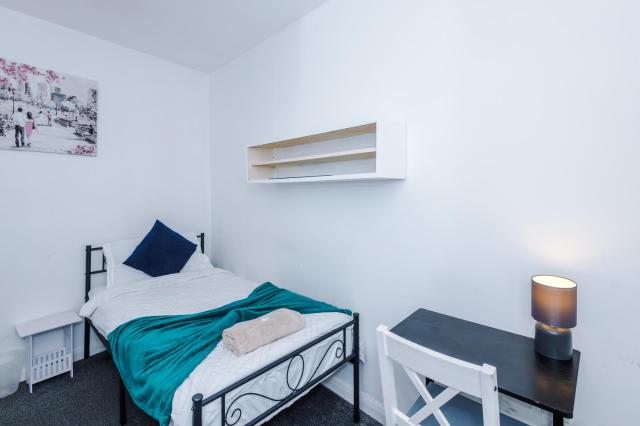 The Pendleton, Salford, 3-Bed Apartment, Free Parking, 3 Mins to City By Kammili Properties