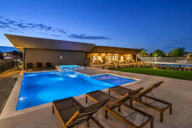 CIELO - Modern Vegas Pool Oasis, Spa, Pickleball