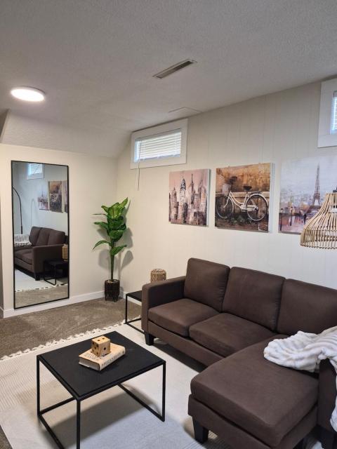 Bright and Cozy Private Suite Near Airport