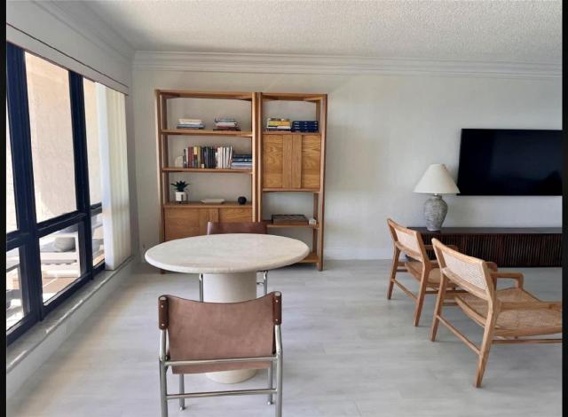 Spacious 2 Bedroom Oceanview Condo in Lauderdale